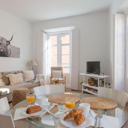 Chic Casa Cathedral At Calle Fresca 2-Bedroom Apartment In Malaga City Center Exterior photo