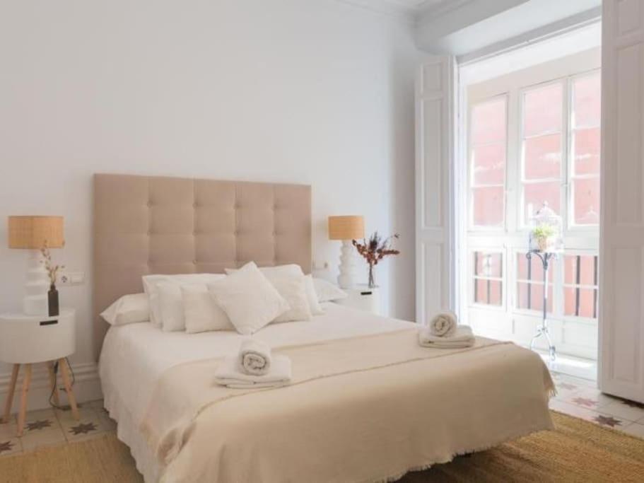 Chic Casa Cathedral At Calle Fresca 2-Bedroom Apartment In Malaga City Center Exterior photo