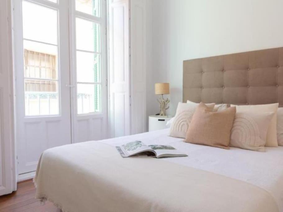 Chic Casa Cathedral At Calle Fresca 2-Bedroom Apartment In Malaga City Center Exterior photo