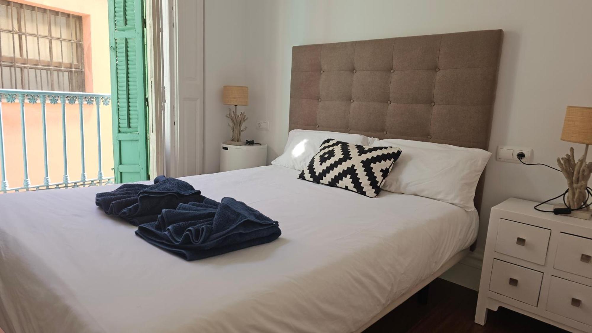 Chic Casa Cathedral At Calle Fresca 2-Bedroom Apartment In Malaga City Center Exterior photo