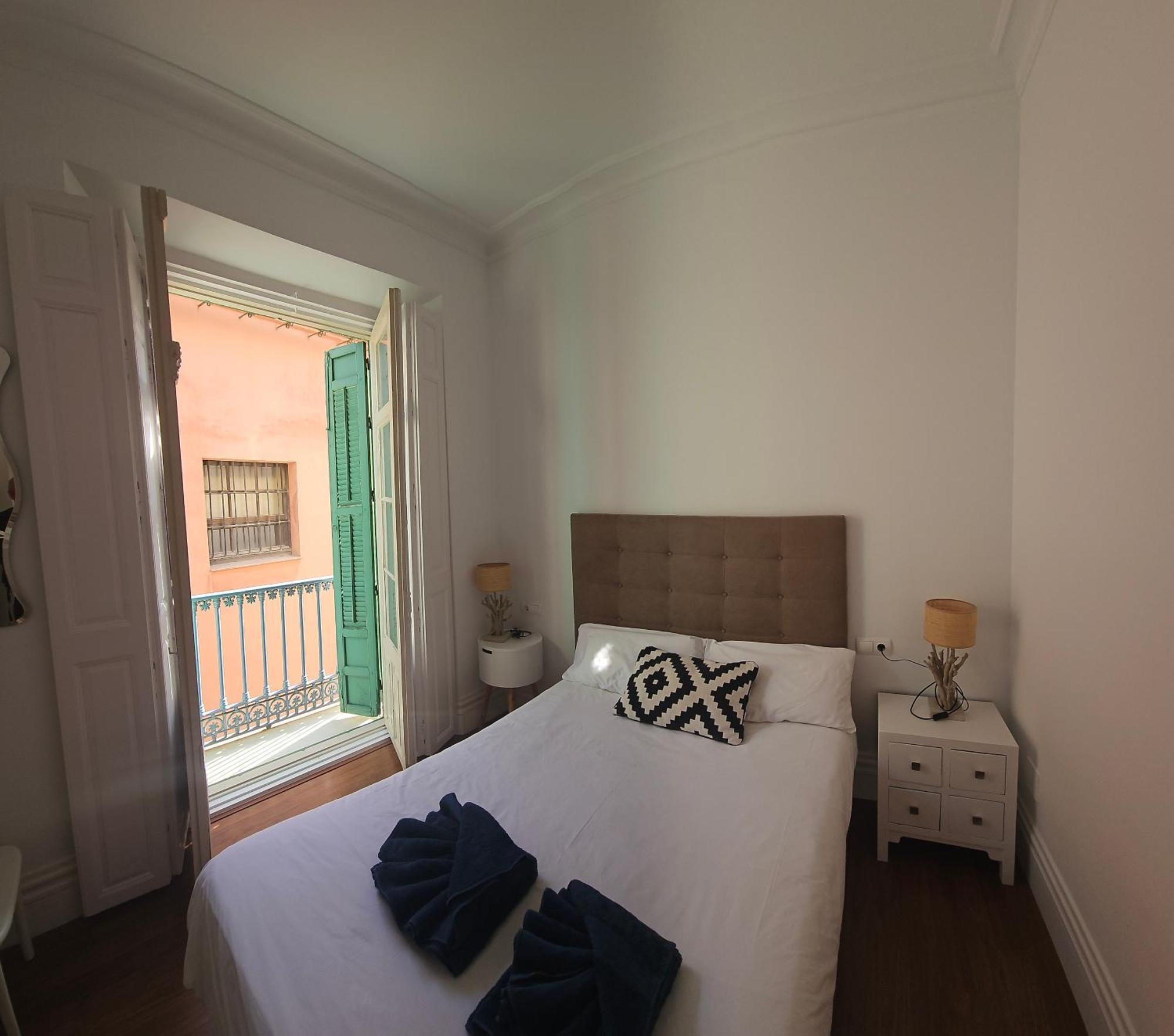 Chic Casa Cathedral At Calle Fresca 2-Bedroom Apartment In Malaga City Center Exterior photo